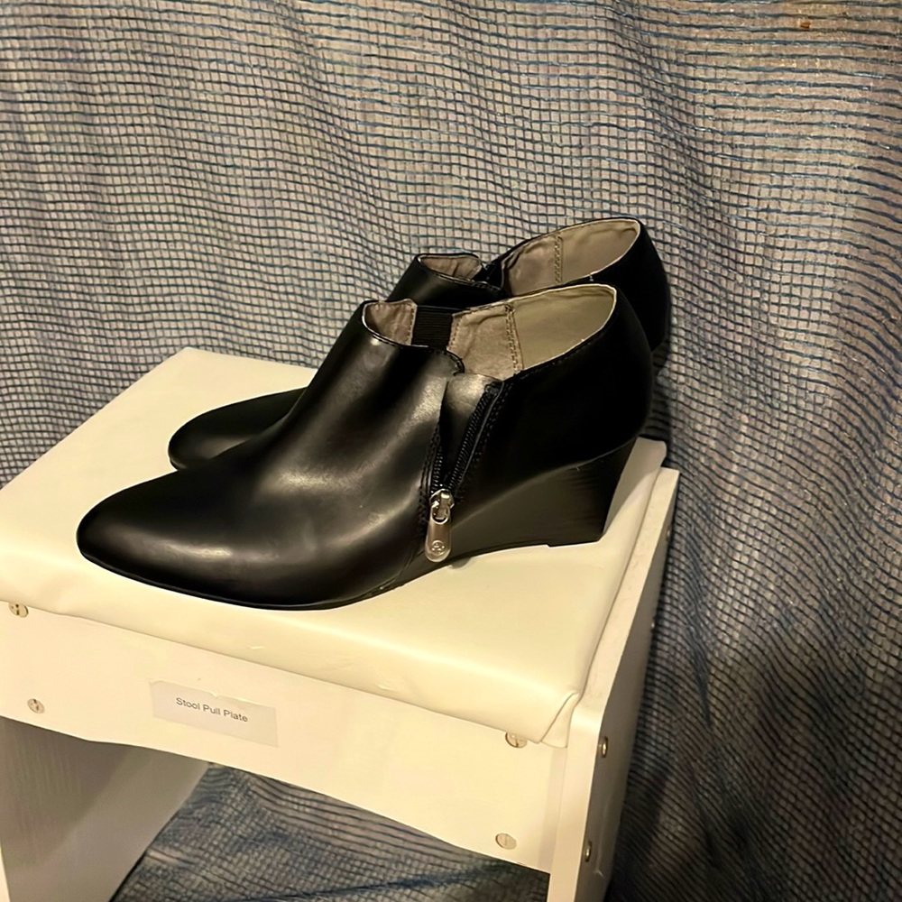 Black short boot